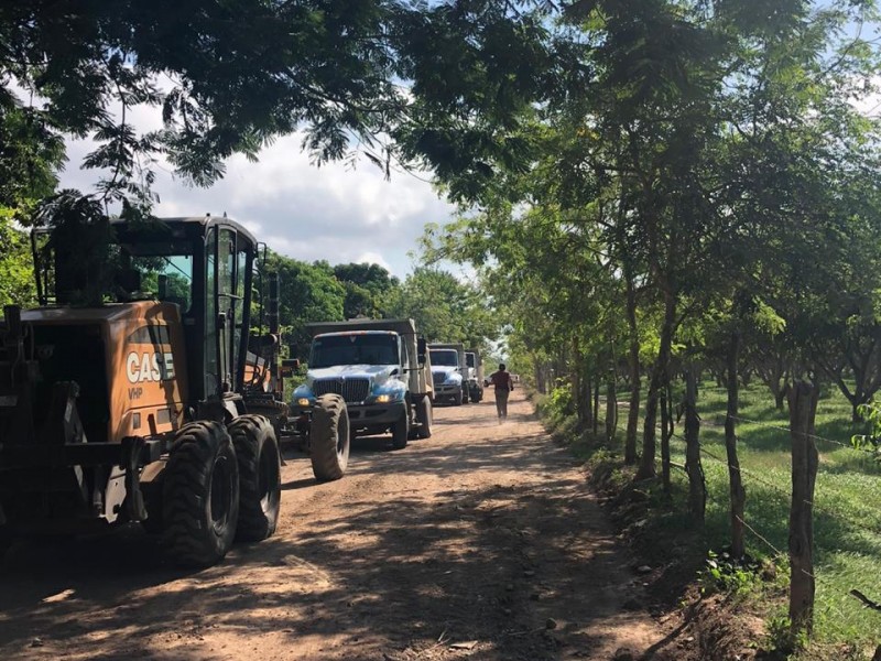 Arrancan trabajos de caminos saca cosecha en Rosario