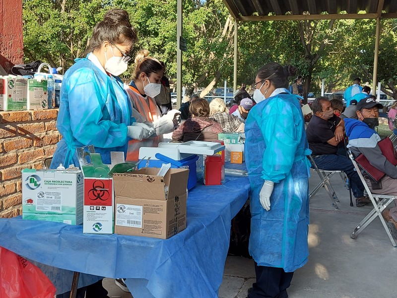 Arrancará vacunación de docentes en Jalisco