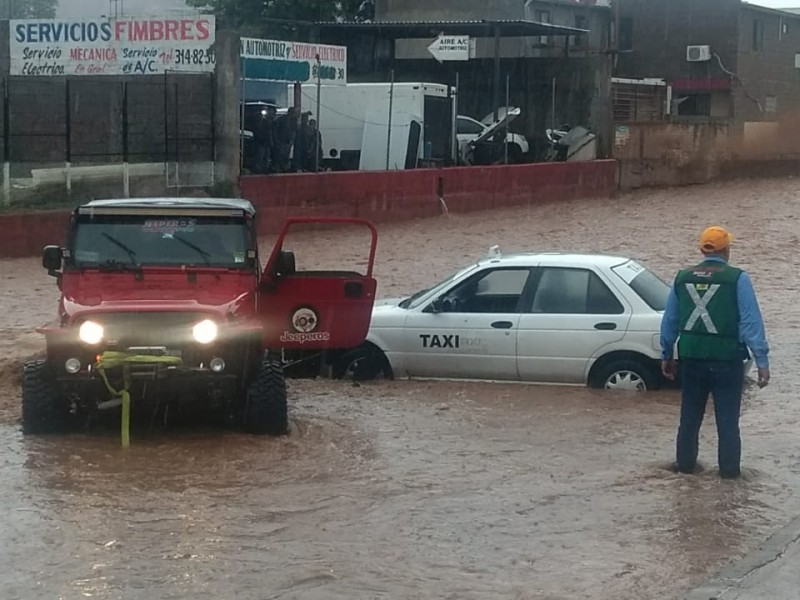 Arrastra arroyo Tecnológico a taxista...