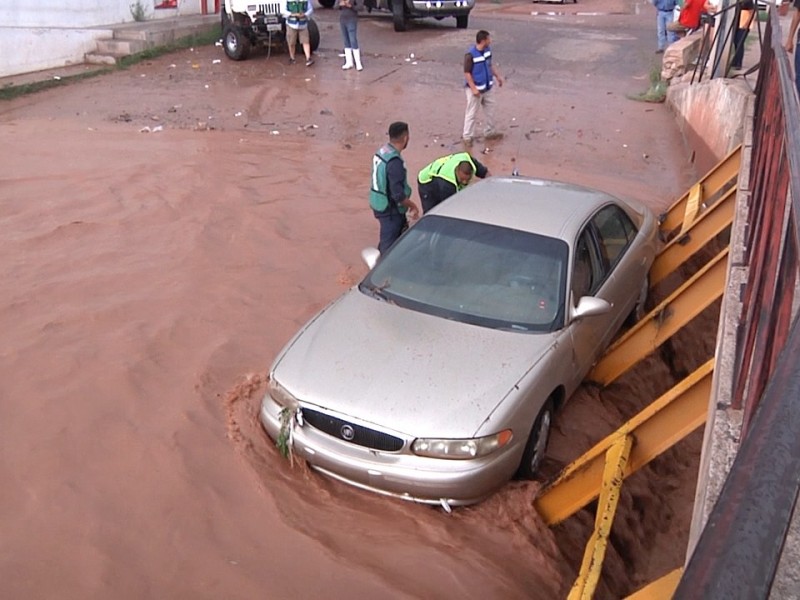 Arrastra vehículo arroyo de calle Hermosillo