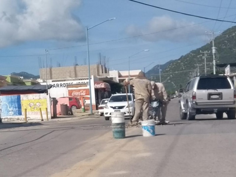 Arreglan alcantarilla en Villas de Cortez