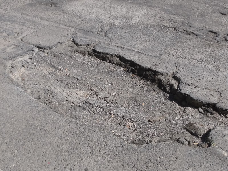 Arreglan baches pequeños dejando descubiertos los más grandes