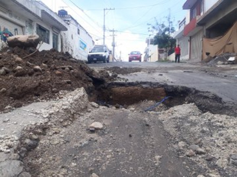 Arreglan tubería, descomponen medía calle Leona Vicario