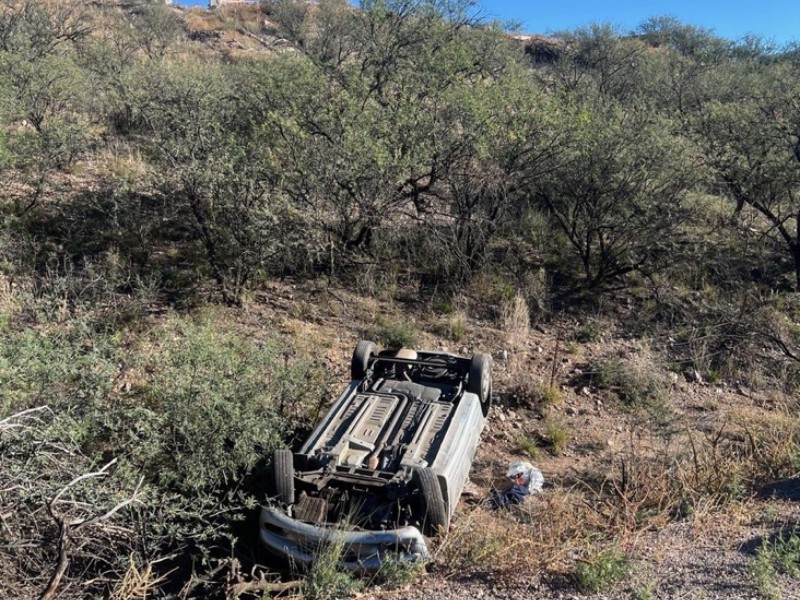 Arrestan a 13 personas tras persecución vehicular