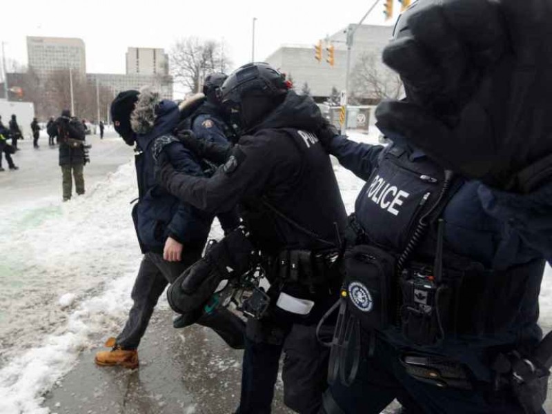 Arrestan a 191 personas en Canadá tras protestas antivacunas