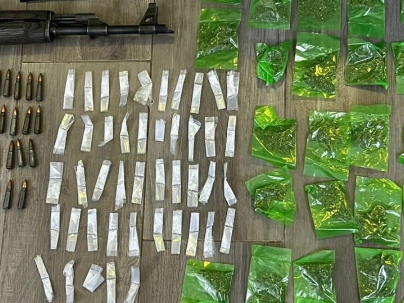 Arrestan a cinco en Caborca y aseguran arma, droga y vehículo robado