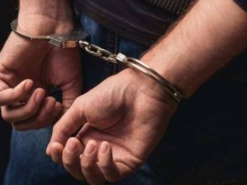 Arrestan a cinco hombres por violencia familiar