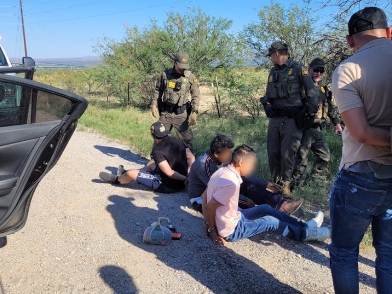 Arrestan a ciudadano americano con tres migrantes indocumentados