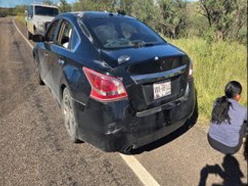 Arrestan a conductor con cinco indocumentados, uno en la cajuela del vehículo