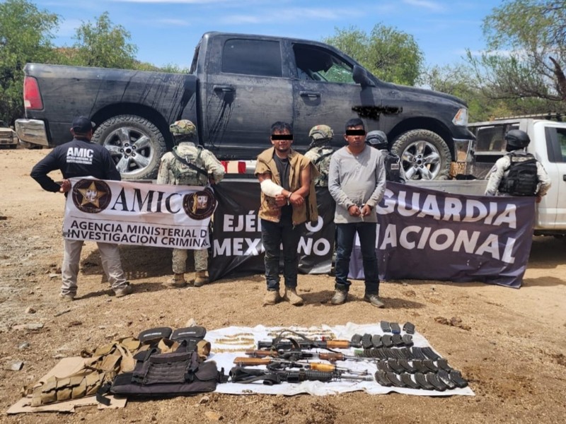 Arrestan a dos por posesión de armas, cargadores y cartuchos
