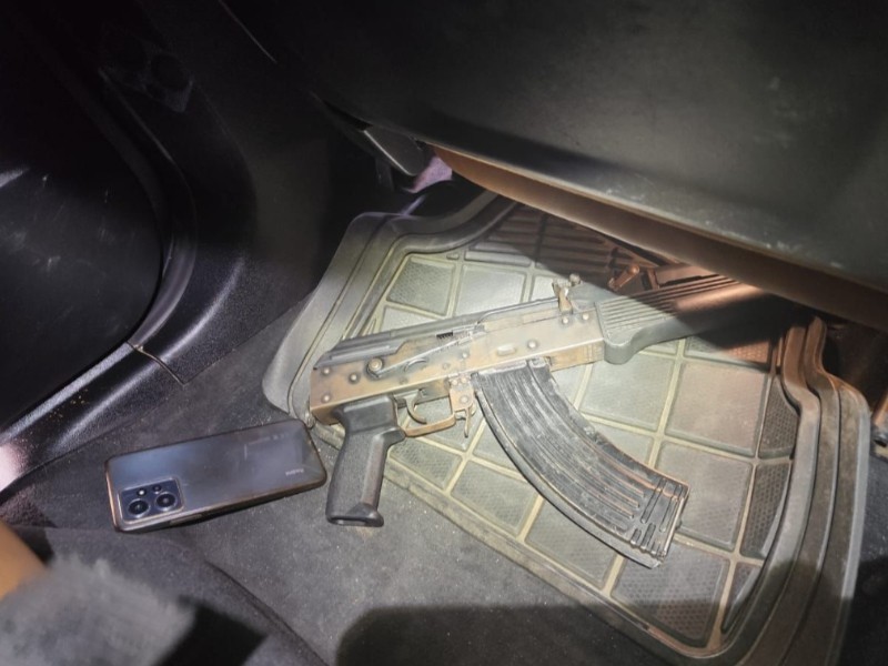 Arrestan a menor armado con pistola y fusil de asalto