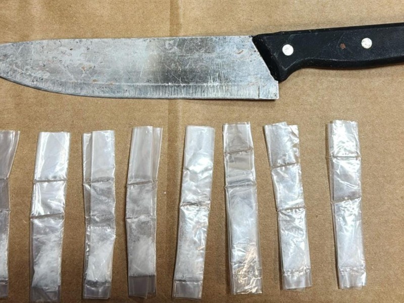 Arrestan a menor por la posesión de arma blanca y narcótico