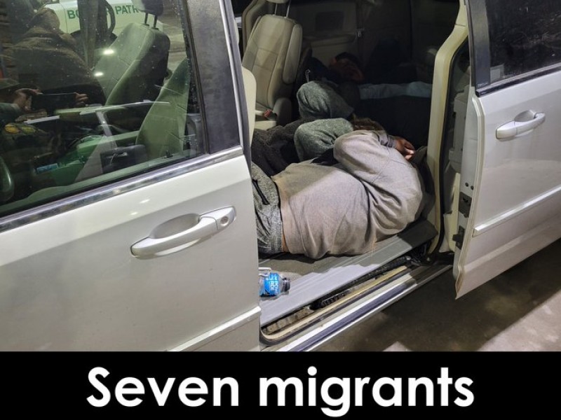 Arrestan a mexicano por transportar a siete indocumentados.