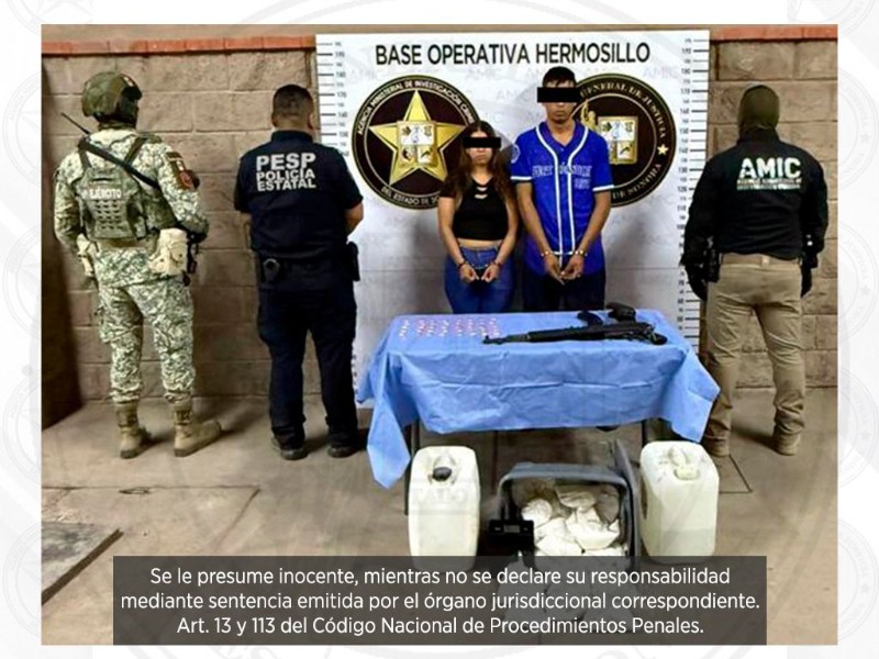 Arrestan a pareja y aseguran fusil de asalto y drogas en cateo