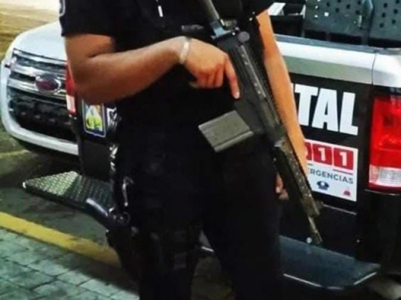 Arrestan a policía estatal por disparar sus armas de cargo en fiesta infantil
