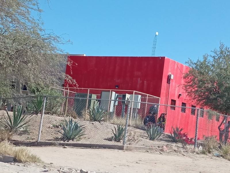 Arrestan a sujeto que atacó a menor en escuela