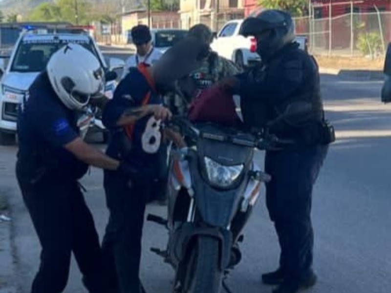 Arrestan a sujeto tras cometer robo en comercio
