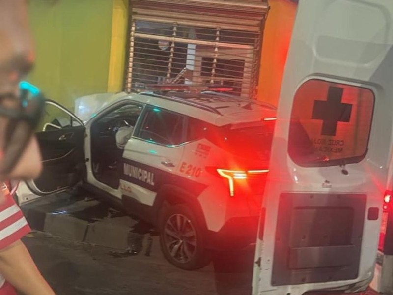 Arrestan a sujeto tras robar y chocar patrulla