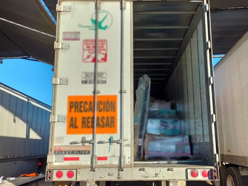 Arrestan a trailero que transportaba migrantes