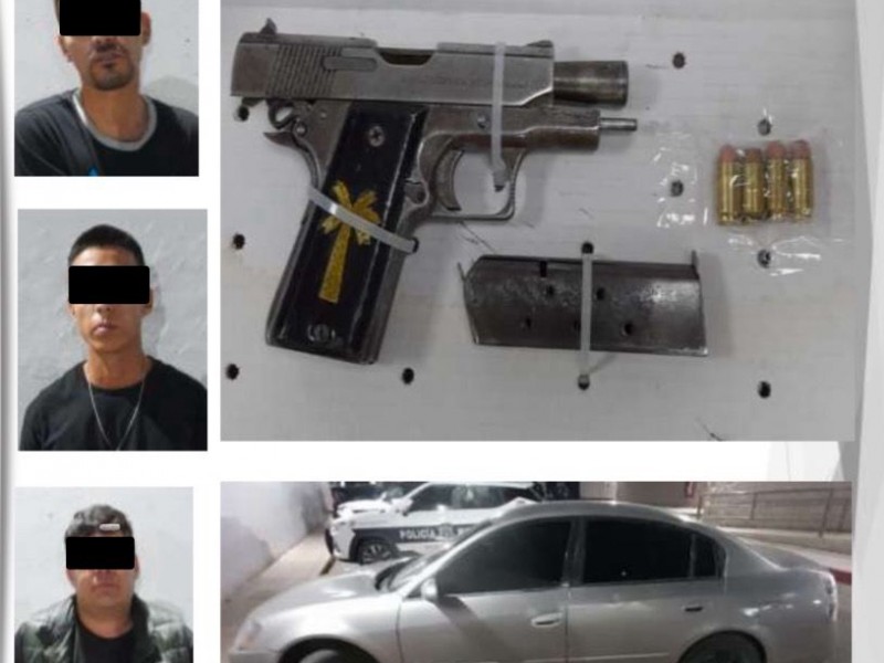 Arrestan a tres por posesión de arma de fuego