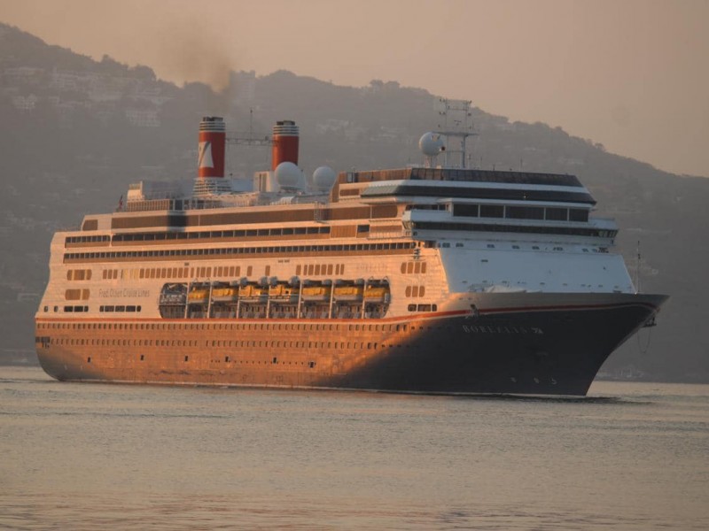 Arriba crucero MS Borealis al puerto de Acapulco