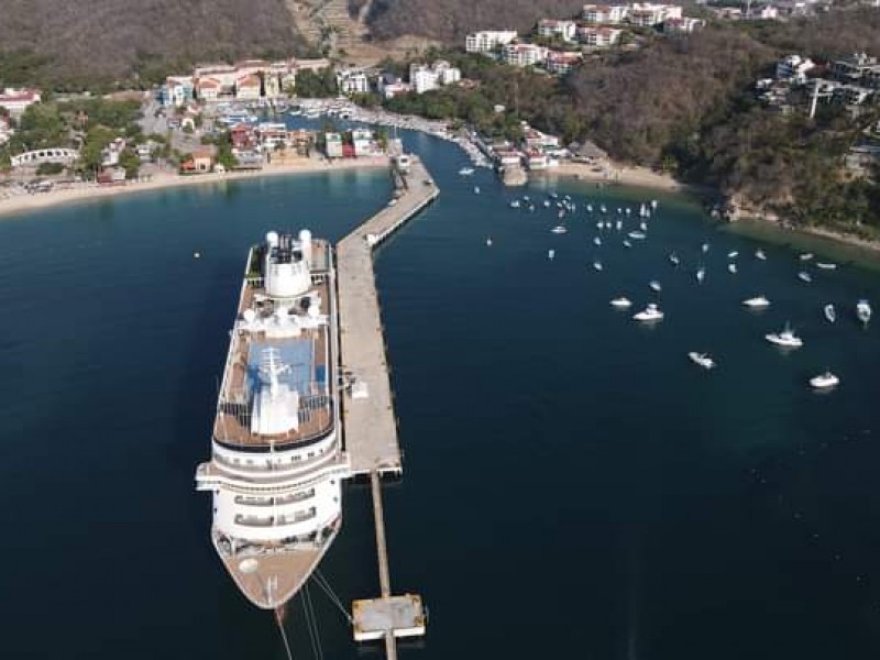 Arriba primer crucero a Huatulco de la temporada 2021-2022