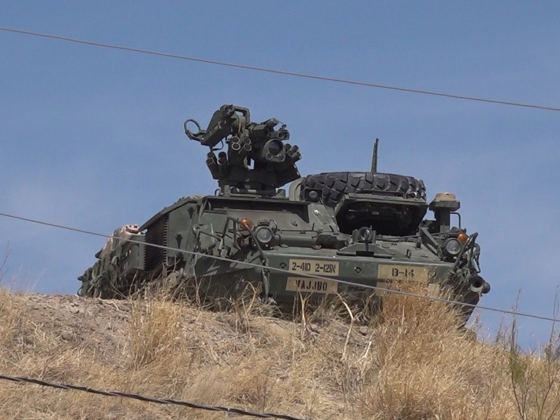 Arriba vehículo militar a Nogales, Arizona para vigilar la frontera