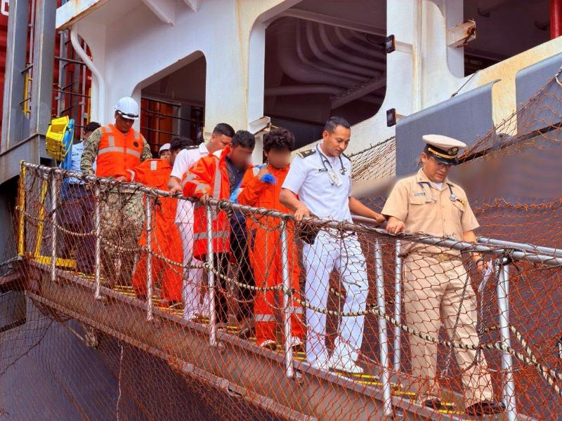 Arriban a Veracruz tres pescadores rescatados tras naufragio en Yucatán