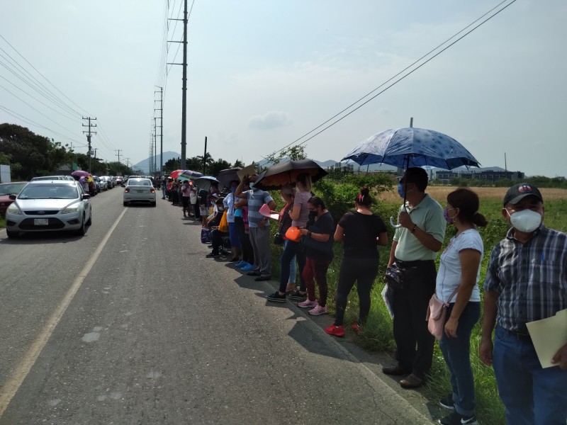 Arriban tarde las vacunas en Salina Cruz, ciudadanos reprochan desorganización