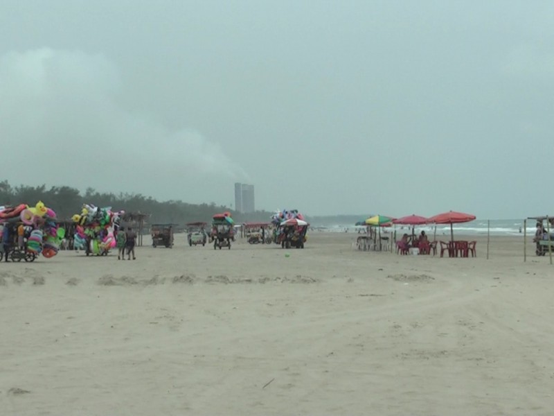 Arriban turistas a las playas de Tuxpan, pese a pandemia