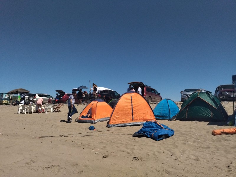 Arriban turistas a Playa El Maviri