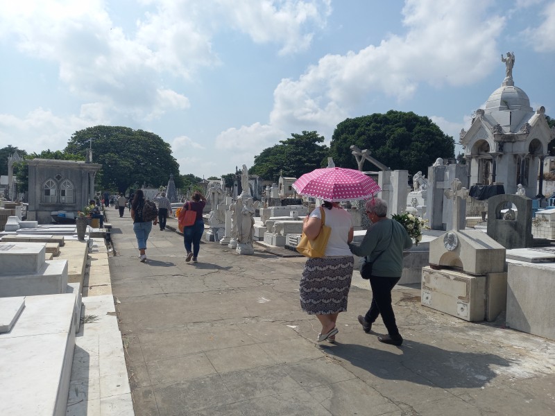 Arriban visitantes a panteón particular de Veracruz