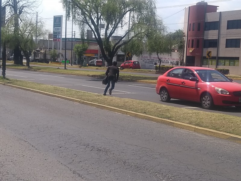 Arriesgan su vida por falta de puente peatonal