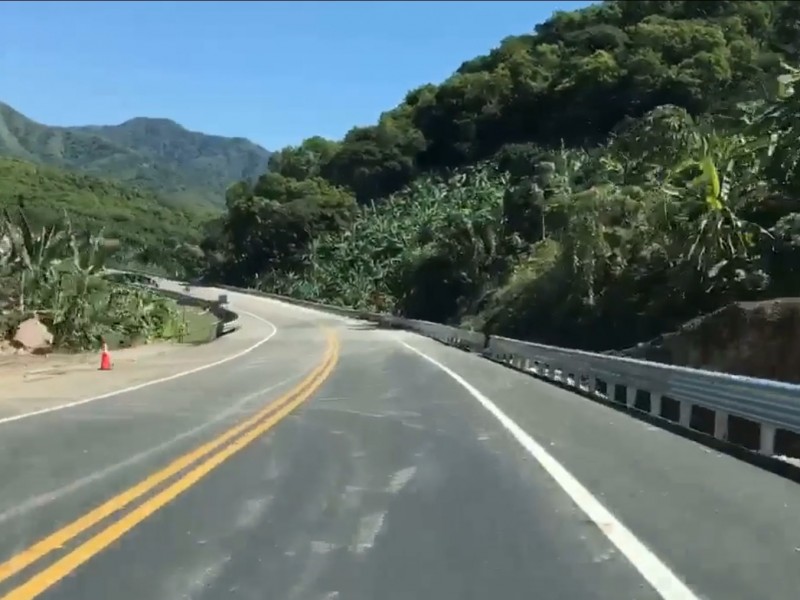 Arriesgan turistas por mala cobertura telefónica en autopista San Blas