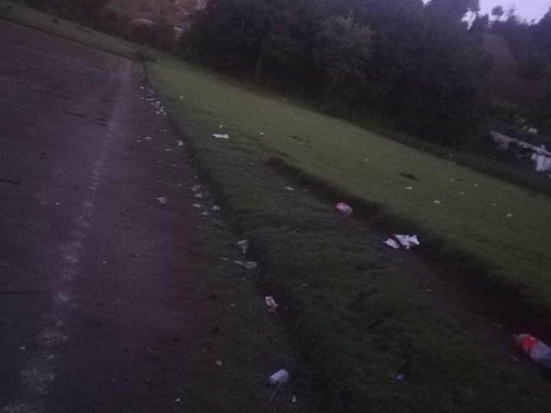 Arrojan basura en campos de fútbol de Tenango