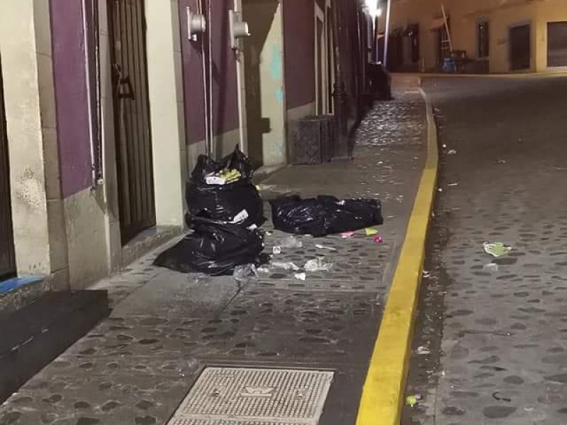 Arrojan basura en vía pública en Malinalco