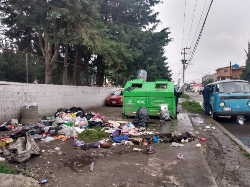 Arrojan basura fuera de contenedor en San Mateo Atenco