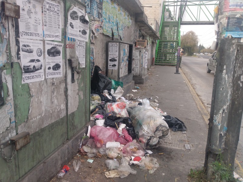 Arrojan bolsas de basura en vía pública