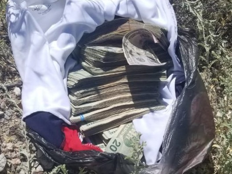 Arrojan dólares en calles de Sonoyta