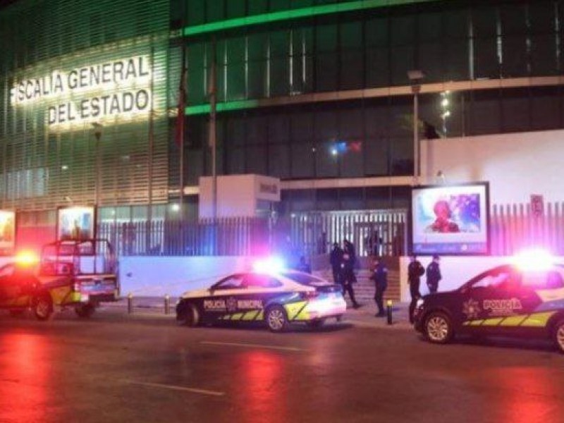 Arrojan objeto con sangre afuera de Fiscalía General del Estado