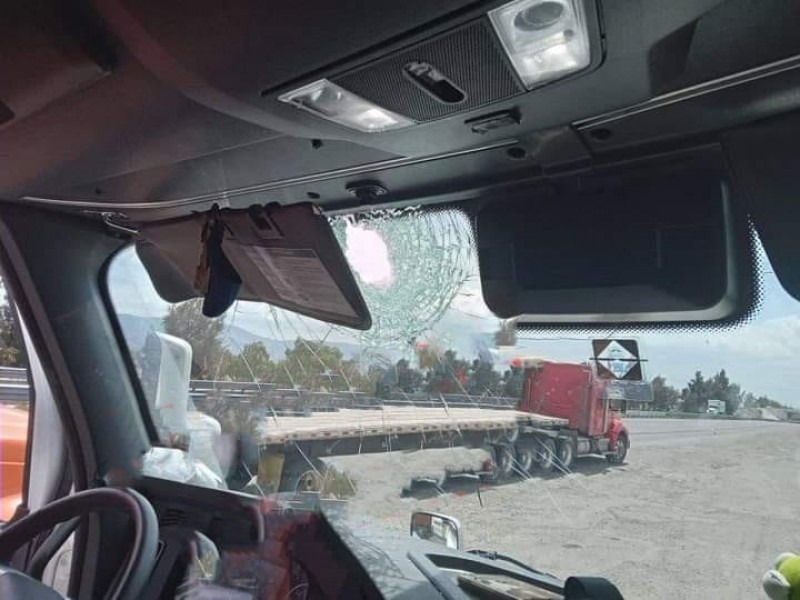 Arrojan piedras a transportistas en la Puebla-Orizaba
