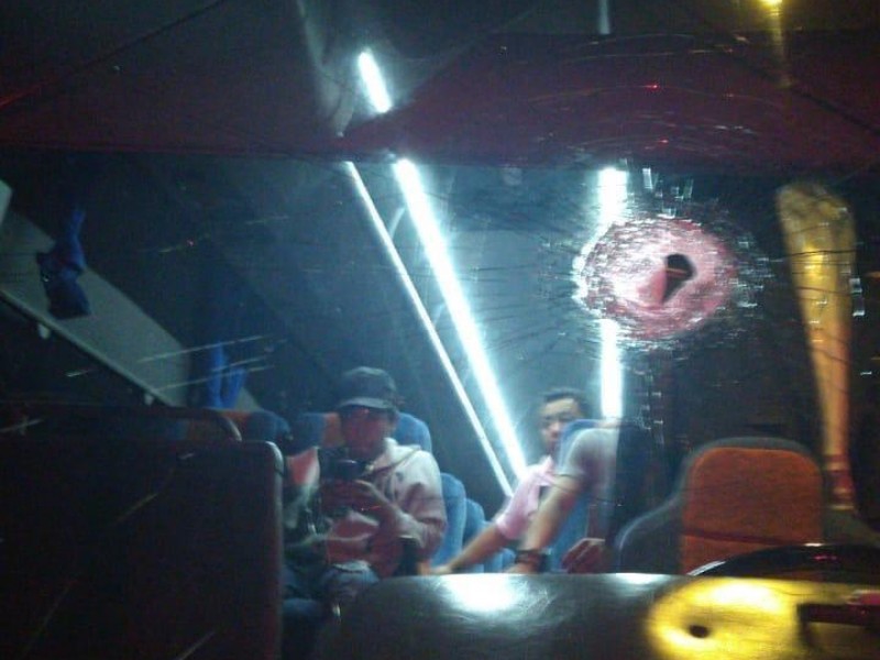 Arrojan piedras sobre autobús en la Puebla-Orizaba
