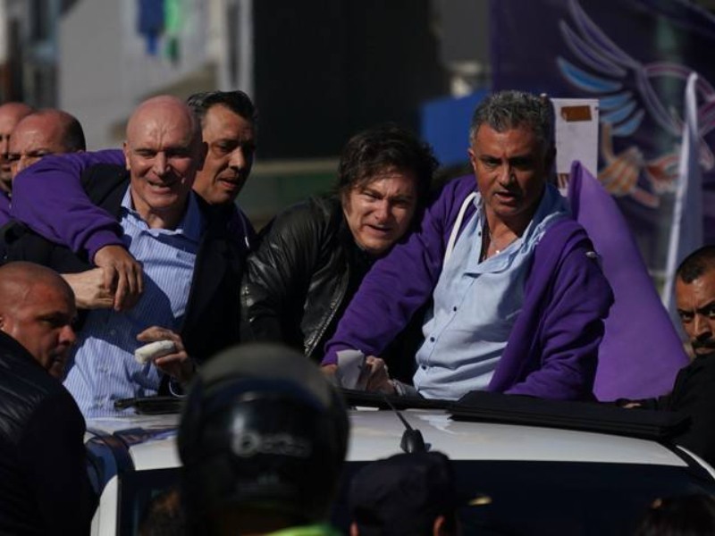 Arrojan piedras y huevos al presidente de Argentina Javier Milei
