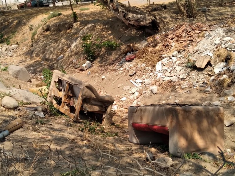 Arrojar basura en calles genera problemas durante periodo de lluvias