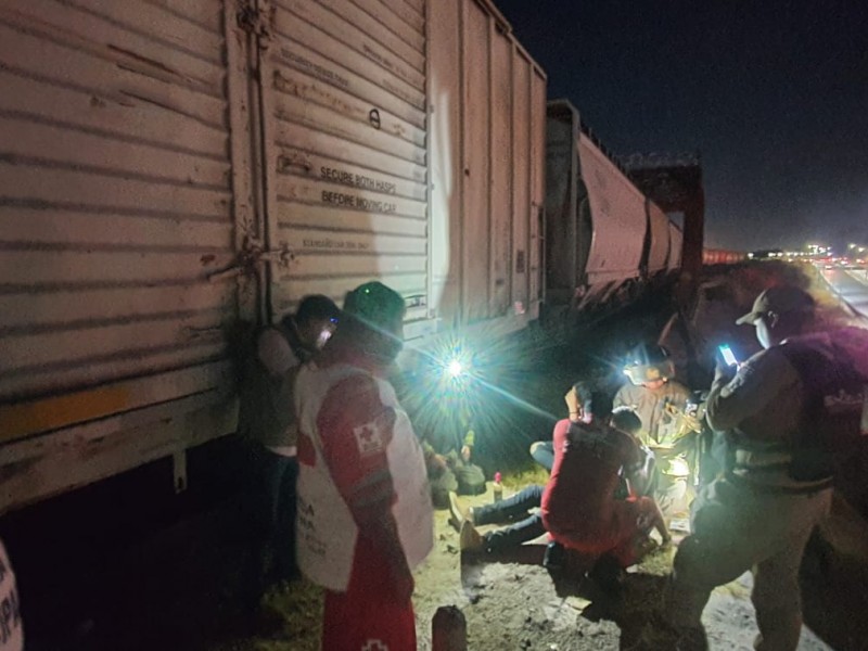 Arrolla tren de carga a dos personas