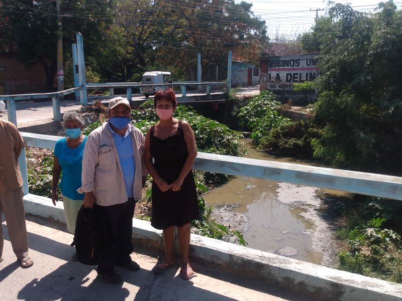 Arroyo Basaguya inundado por aguas negras; vecinos exigen solución