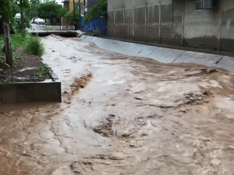 Arroyo El Piojo arrastra basura con las lluvias