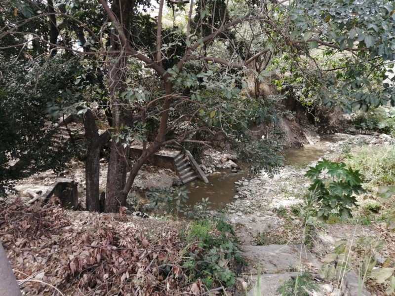 Arroyo Totoposte paso de aguas cristalinas a aguas de drenaje