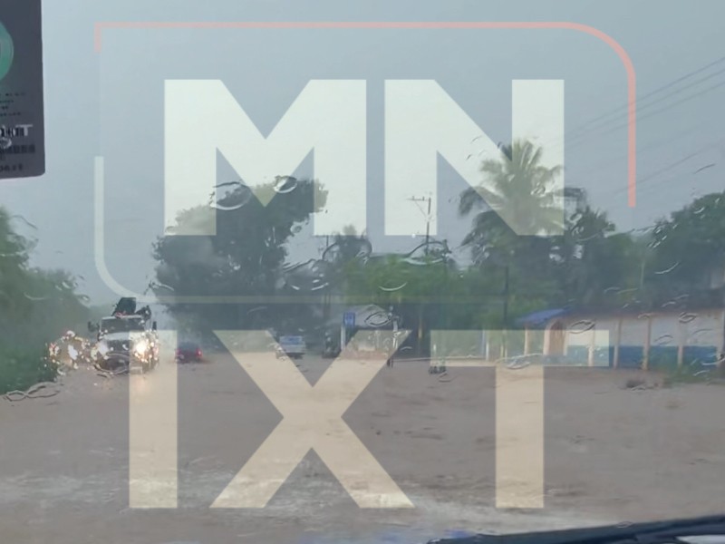 Arroyo Zacualoya se desborda sobre carretera Acapulco-Zihuatanejo
