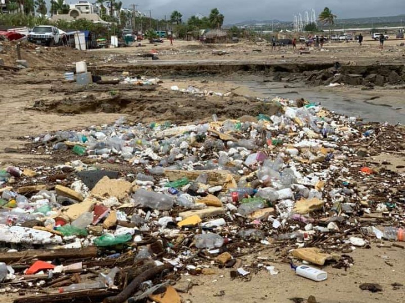 Arroyos arrastran basura hacia playas